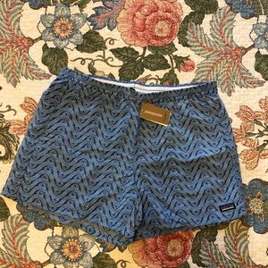 Patagonia women’s baggies. Size large. 5” NWT